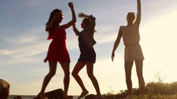 Група щасливих жінок або дівчат, що танцюють на пляжі 54 — стокове відео