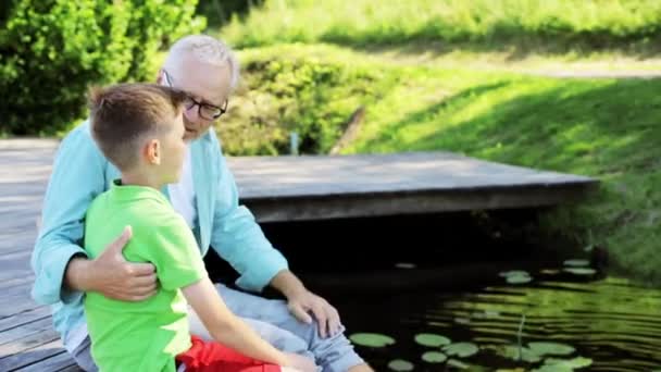 Grootvader en kleinzoon zittend op rivier ligplaats 30 — Stockvideo