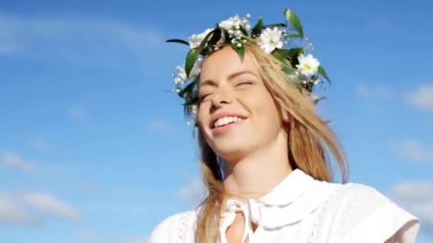 Sonriente joven en corona de flores riendo — Vídeo de stock