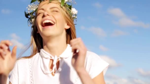 Smiling young woman in wreath of flowers laughing — Stock video