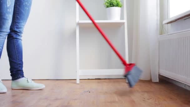 Kvinna med kvast rengöring golvet hemma — Stockvideo