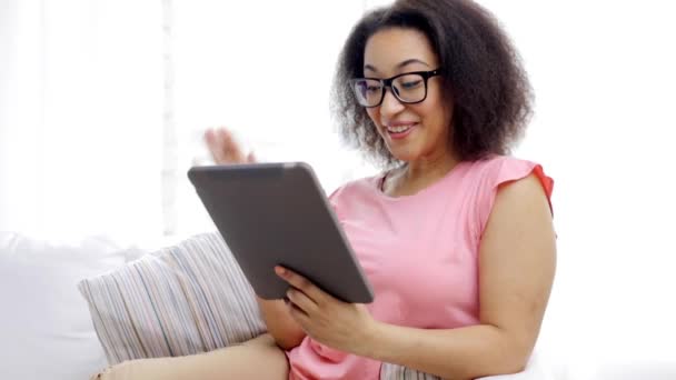 Afričanky americká žena s tabletou PC doma — Stock video