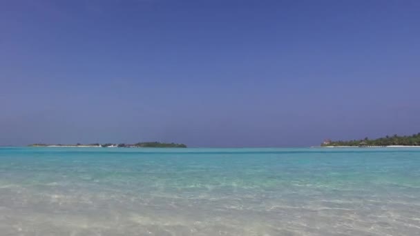 Blauwe zee lagoon op Malediven strand — Stockvideo