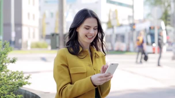 Happy young woman or teenage girl with smartphone — Stock Video