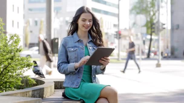 Šťastná mladá žena nebo dospívající dívka s tablet pc — Stock video