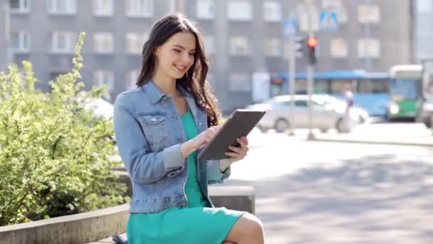 Gelukkig jonge vrouw of tienermeisje met tablet pc — Stockvideo