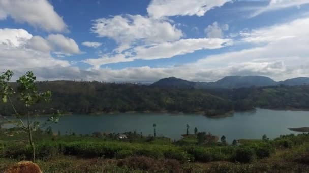 Vista para o lago ou rio a partir de colinas — Vídeo de Stock