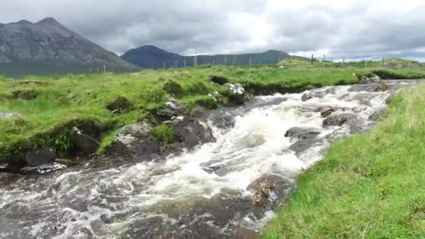 查看河和康尼马拉在爱尔兰的小山 — 图库视频影像