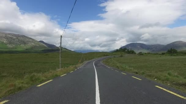 Asfaltweg bij connemara in Ierland — Stockvideo