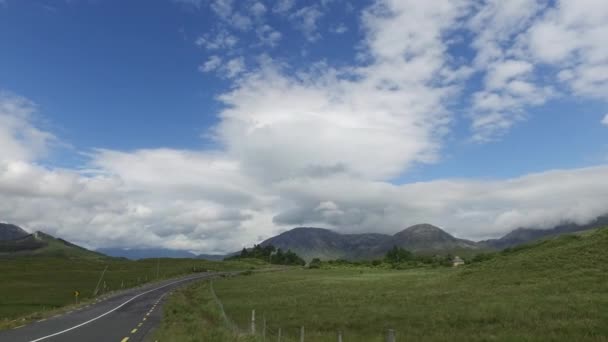 Route asphaltée à connemara en Irlande — Video