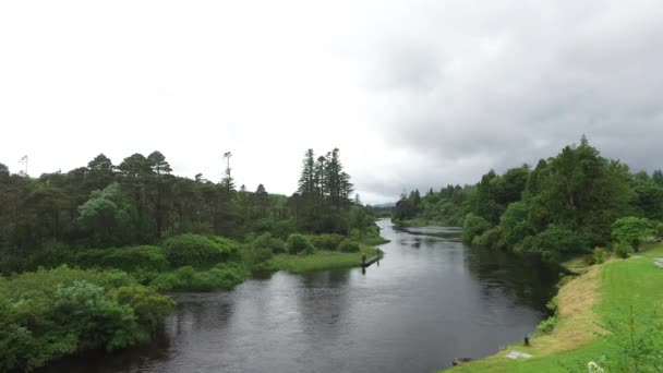 Mannen vissen op de rivier bank in Ierland vallei — Stockvideo