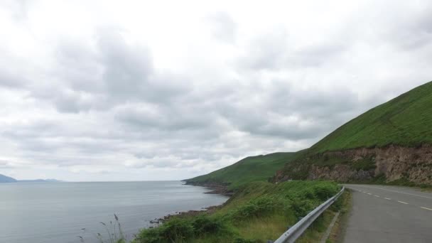 Route asphaltée à la route atlantique sauvage en Irlande — Video