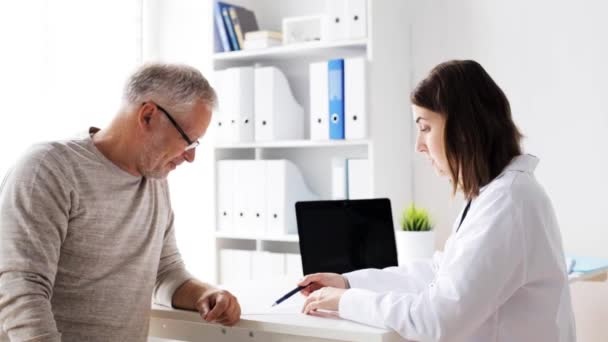 Reunión de ancianos y médicos en el hospital 60 — Vídeos de Stock