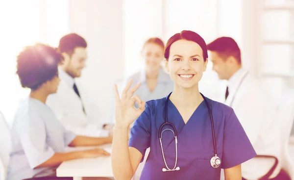 Zufriedener Arzt über Gruppe von Sanitätern im Krankenhaus — Stockfoto