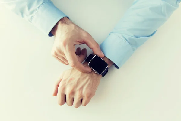 Крупным планом мужские руки настраивают умные часы — стоковое фото