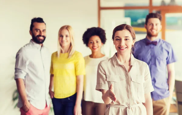 Vrouw handdruk maken over creatieve office-team — Stockfoto