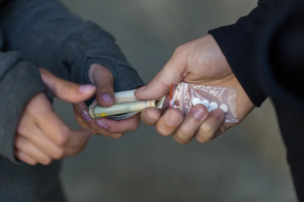 Primer plano de la dosis de compra de adictos del traficante de drogas — Foto de Stock