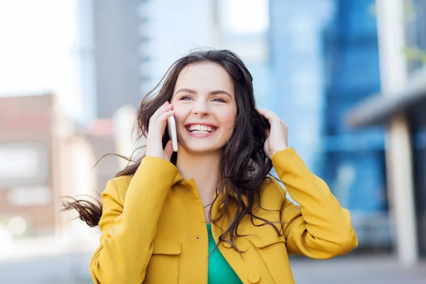 Lachende jonge vrouw of meisje bellen op smartphone — Stockfoto