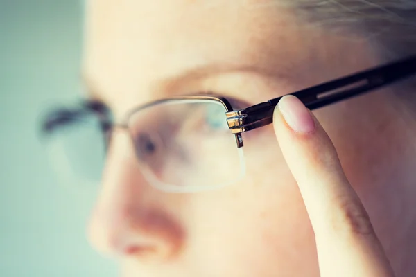 Close up of woman in eyeglasses — Stok fotoğraf