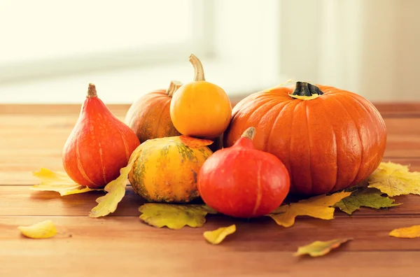 Close up of pumpkins on wooden table at home — Stock Photo, Image