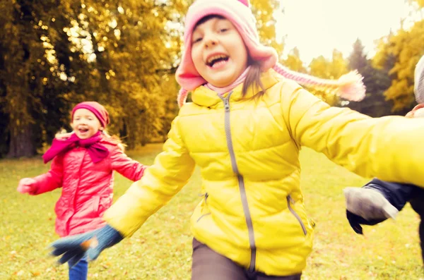 Gruppo di bambini felici che corrono all'aperto — Foto Stock