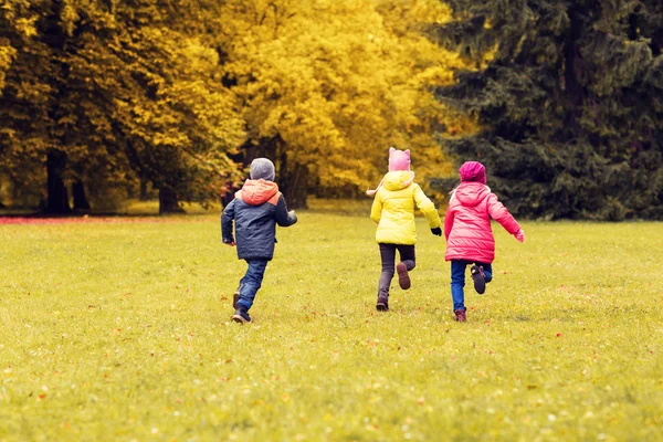 Grupo de crianças pequenas felizes correndo ao ar livre — Fotografia de Stock