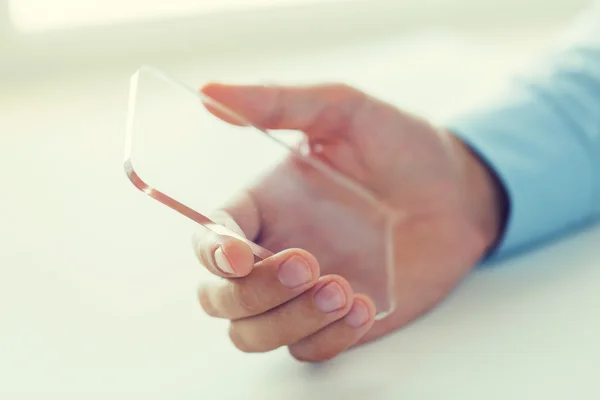 Κοντινό πλάνο αρσενική χέρι με διαφανή smartphone — Φωτογραφία Αρχείου