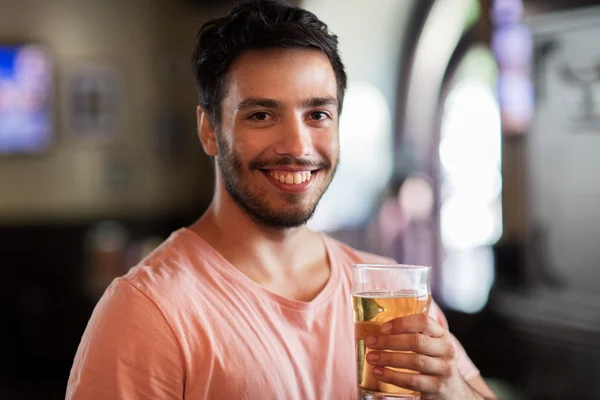 Homem feliz bebendo cerveja no bar ou pub — Fotografia de Stock