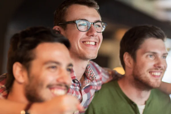 Amici maschi felici guardando il calcio al bar o pub — Foto Stock