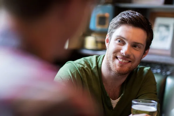 Šťastný muž s přítelem pití piva na baru nebo v hospodě — Stock fotografie
