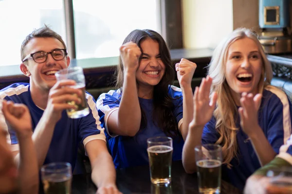 Aficionados al fútbol o amigos con cerveza en el bar deportivo —  Fotos de Stock