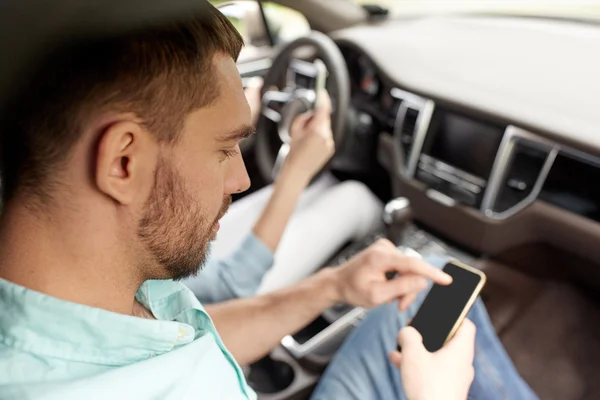 Hombre y mujer con teléfonos inteligentes que conducen en coche —  Fotos de Stock