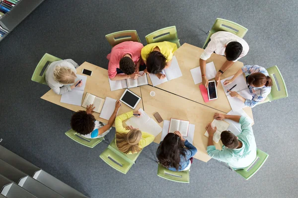 Grupo de estudiantes con tableta PC en la biblioteca de la escuela — Foto de Stock