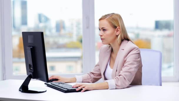 Giovane donna d'affari con computer digitando in ufficio — Video Stock