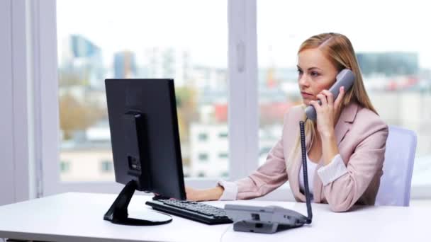 Mujer de negocios enojada con computadora y teléfono — Vídeos de Stock