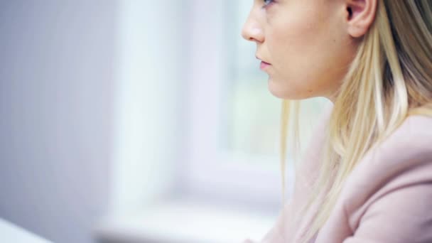 Stressé jeune femme d'affaires au bureau — Video