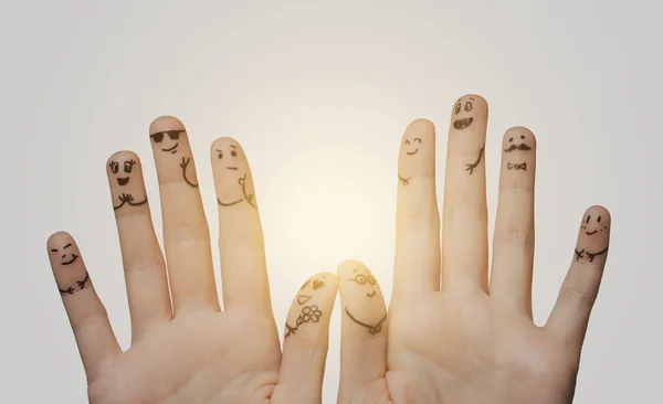 Primer plano de manos y dedos con caras sonrientes — Foto de Stock