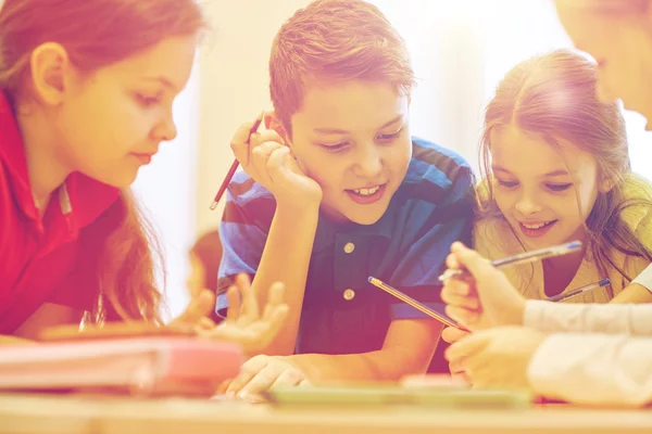 Gruppe von Schülern, die in der Schule sprechen und schreiben — Stockfoto