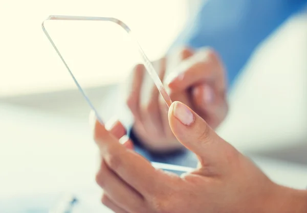 Primo piano della donna con smartphone trasparente — Foto Stock