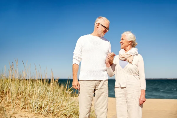 Gelukkige senior paar praten op zomer-strand — Stockfoto