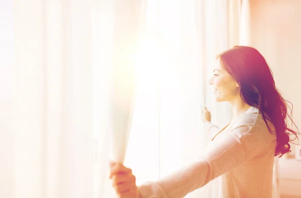 Vicino di donna aprendo le tende della finestra — Foto Stock