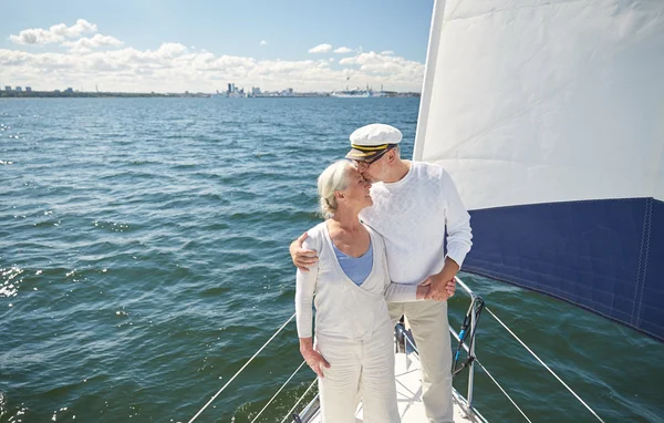 Casal sênior beijando na vela barco ou iate no mar — Fotografia de Stock