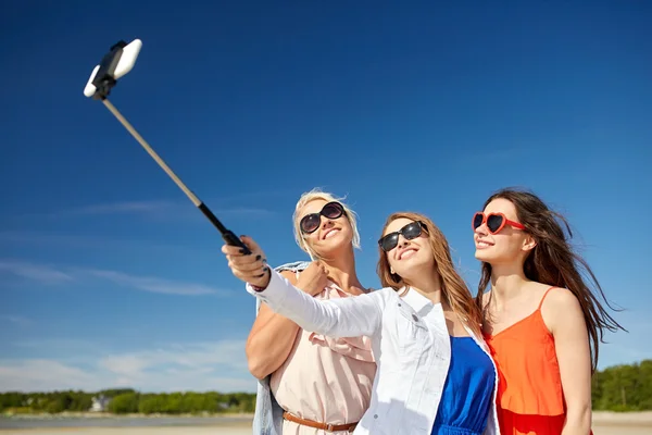 Group of smiling women taking selfie on beach — Stock Photo, Image