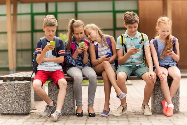 Grundskoleelever med smartphones — Stockfoto