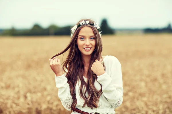 Sorridente giovane hippie donna sul campo di cereali — Foto Stock