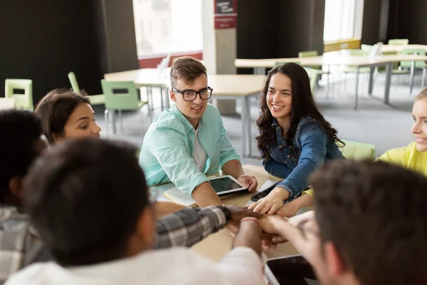 Grupp internationella studenter med händerna på toppen — Stockfoto