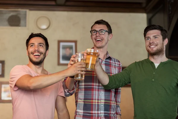 Amigos varones felices bebiendo cerveza en el bar o pub — Foto de Stock