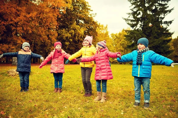 Fröhliche kleine Kinder, die draußen rennen und spielen — Stockfoto