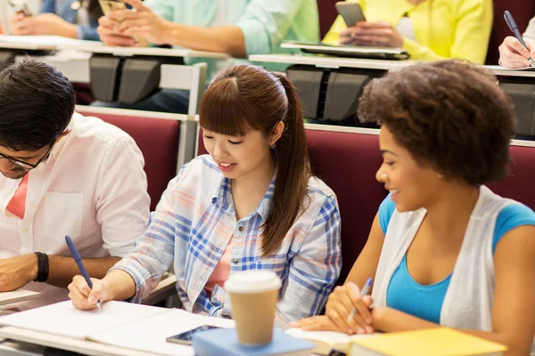 Group of international students talking on lecture — Stock Photo, Image