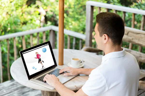 Uomo con app fitness sullo schermo del computer portatile — Foto Stock